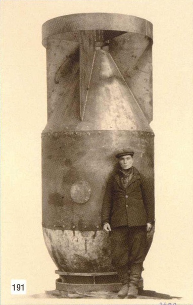 Рабочий-сборщик и массо-габаритный макет первой советской атомной бомбы. 1949 г.СССР