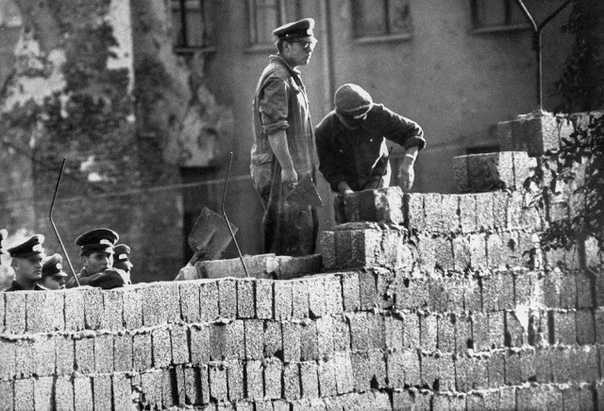 Строительство Берлинской стены, 1961г. Германия несколько десятилетий ждала её падения.И дождалась.