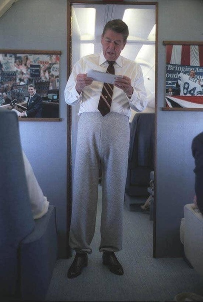 Рональд Рейган в офигительных штанах на борту самолета. 1986 год