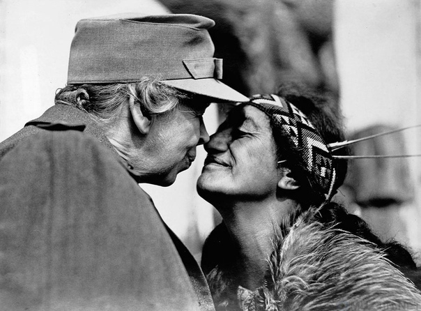 Элеонора Рузвельт и женщина маори трутся носами. 1940 г.Новая Зеландия