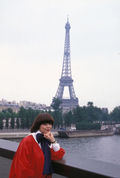 Французская певица Mireille Mathieu. Сейчас ей 72 года.