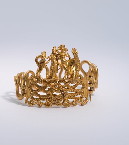 Изящный золотой браслет из Индии с фигурками кобры, дракона и еще 2-х божеств, символизирующих плодородие и удачу