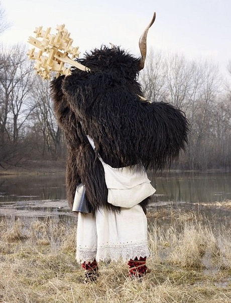 Языческие костюмы Шарль Фреже, aранцузский фотограф в течение 2-x лет посетил 19 стран Европы и запечатлел как в её глухих уголках простые люди до сих пор наряжаются в костюмы животных на