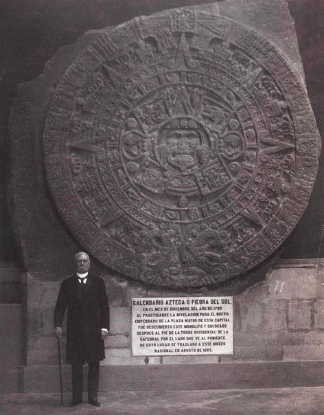 Порфирио Диаз, президент Мексики стоит рядом с солнечным календарём Ацтеков. 1903 год.