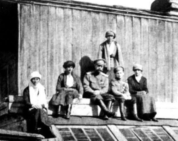 Последняя фотография семьи Романовых до расстрела. Хотя, многие сомневаются, что был расстрел. 1917г.