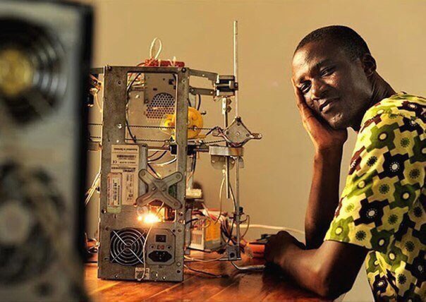 Африканский изобретатель создал 3D-принтер из мусора Талантливый изобретатель из Того, государства в Западной Африке, создал полнофункциональный 3D-принтер из частей сломанных сканеров, остатков