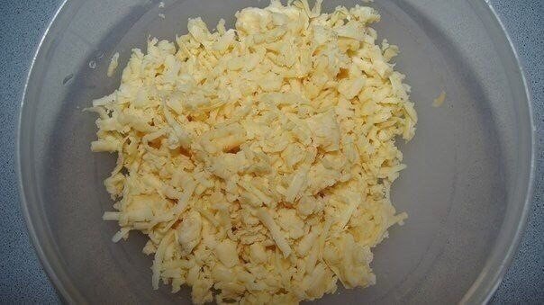 сырный пирог с армянского лаваша нам понадобится:- упаковка армянского лаваша- 1 яйцо- 70 мл молока- 500 г сыра, подойдет обычный российский сырделаем:натереть сыр на крупной терке.яйцо с