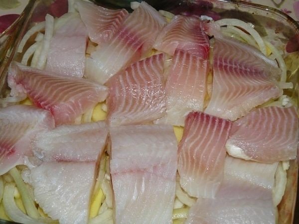 запеченная рыба в сметане нам понадобится:- специи по вкусу- масла сливочное, 15 г- рыбное филе, 1 кг- сметана 30%, 240 мл- укроп, 3 веточки- лимонов, 0,5 шт.- мука, 15 г- белый лук, 2