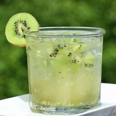 коктейль витаминная бомба что нужно: киви 56 шт.яблоко 1 шт.сок 1 лимонасок яблочный (без мякоти) 100 гкорица по вкусу и желаниючто делать: * очищенные киви и яблоко порежьте кусочками и