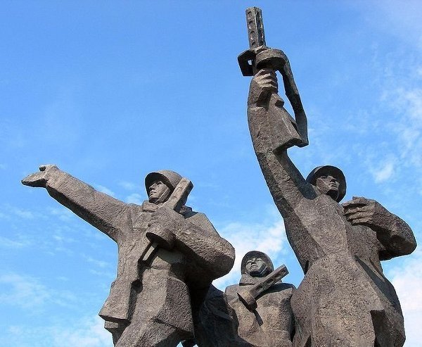 Памятники советскому воину-освободителю в Европе. Всего на территории Европы расположено четыре тысячи памятников и воинских мемориалов, где захоронено более 2,5 миллионов солдат и офицеров
