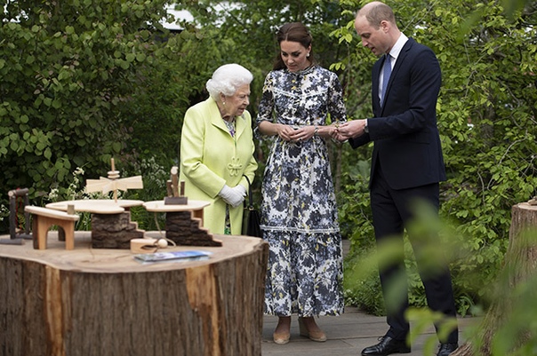 Герцогиня Кембриджская Кейт провела для королевы Елизаветы II экскурсию по саду Сегодня герцогиня Кембриджская Кейт посетила фестиваль цветов Chelsea Flower Garden, для которого создала
