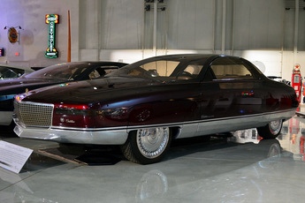 Пришелец из будущего: футуристический концепт-кар Cadillac Solitaire 1989 с двигателем V12 Если вы смотрели старый боевик «Разрушитель» со Сильвестром Сталлоне в главной роли, то наверное должны