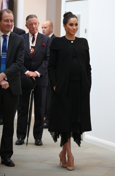 Нескучная классика: Меган Маркл в черном пальто на встрече в Лондонском городском университете Герцогиня Сассекская продолжает посещать организации, покровительство над которыми ей доверила