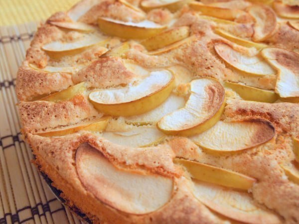 Нежнейший бисквитный пирог с яблочками 