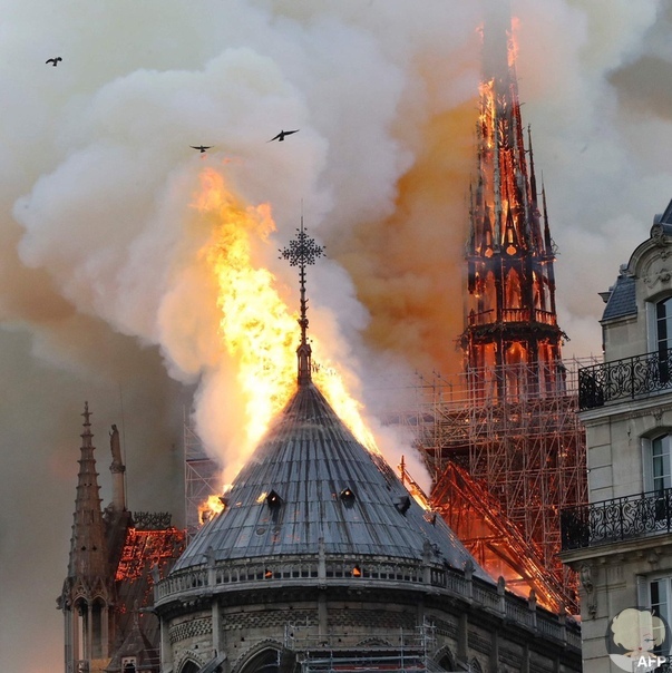 Горит сердце Франции! Notre-Dame de Paris в огне. В Соборе Парижской Богоматери произошел пожар, сообщает газета le Monde. Изначально огнем был охвачен шпиль здания и помещения под ним. Спустя
