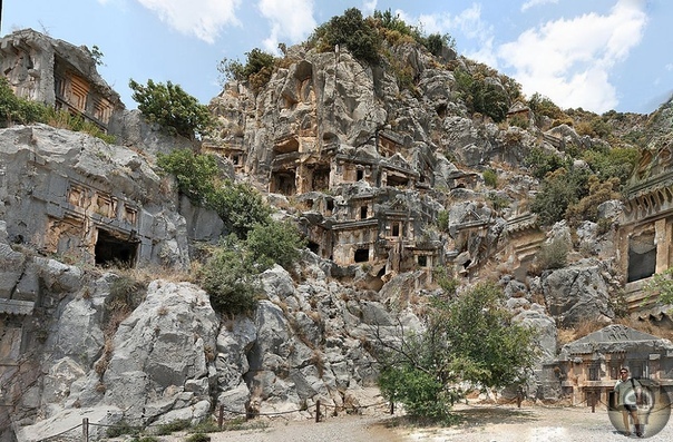 Величественные древние гробницы, высеченные высоко в скалах Эти гробницы были построены на склоне горы, чтобы древние ангелы могли добраться до мертвых. Вырезанные в стороне от турецкой горы -
