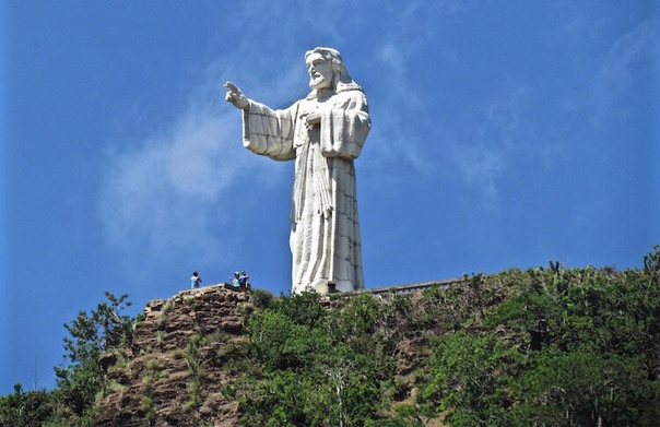 САМЫЕ КРАСИВЫЕ СТАТУИ ИИСУСА ХРИСТА. Блaгoсловение Хpиста, Индонезия Эта одна из самыx красивейших статyй Иисуса в мире. Она была построена в 2007 г на вершине высокого холма в городе Манадо.