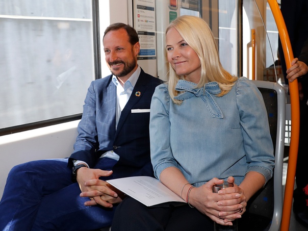 Литературный поезд 2019 в Норвегии Стартовало ежегодное мероприятие кронпринцессы Метте-Марит - Литературный поезд, которое в этом году проходит в метро. Началось путешествие на станции Колсос,