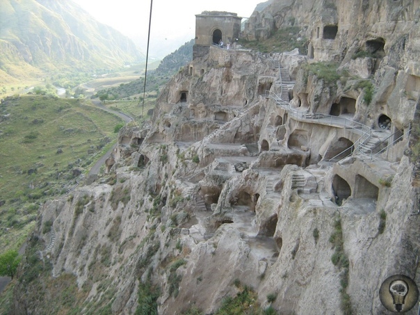 Пещерный монастырь Вардзиа.  Вардзия этот исторический объект, пещерный монастырский комплекс XIIXIII века , фигурирует в верхних строках списка туристических достопримечательностей
