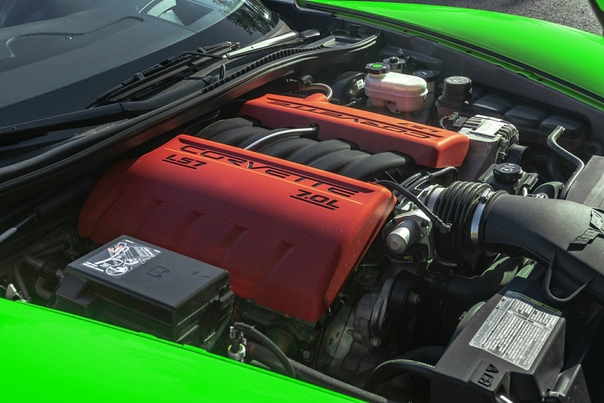 Обзор:Chevrolet Corvette Z06 (C6) 2006 Двигатель: 7.0 V8 LS7 Атмо Мощность: 505 л.с. при 6 300 об/мин Крутящий момент: 637 Нм при 4 800 об/мин Трансмиссия: Механика 6 ступ. Tremec T56 Макс.