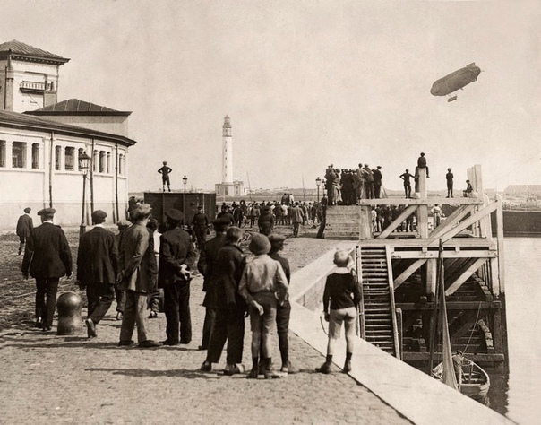 Толпа наблюдает за британским дирижаблем Astra-Torres пролетающим над гаванью Остенде по пути во Францию во время Первой мировой войны (Бельгия, 1914 год
