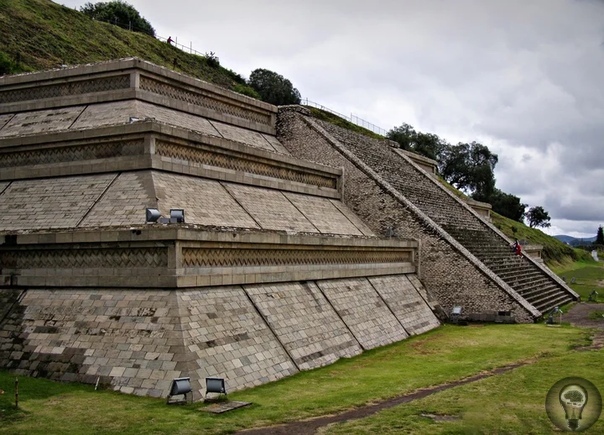 Мексика: археологи обнаружили пирамиду с драгоценными камнями Несколько лет назад археологи обнаружили в Мексике самую большую пирамиду на Земле. Она в 4 раза больше знаменитой пирамиды Хеопса.