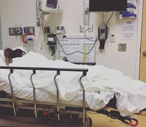 Кейт Бекинсейл попала в больницу после разрыва кисты яичника 45-летняя звезда поделилась фотографиями в Instagram со своей больничной койки в воскресенье утром и показала, что её поместили под