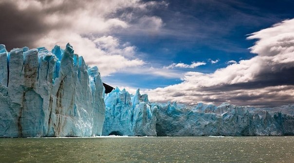 Аргентинский ледник Перито Морено Ледник Перито-Морено, расположенный в 78 км от посёлка Эль-Калафате, был назван в честь исследователя Франциско Морено, который изучал этот регион в