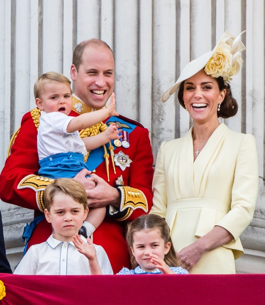 Традиционное фото: вся королевская семья на балконе Букингемского дворца И очень трогательный момент с принцем ЛуиОфициальное празднование дня рождения королевы Елизаветы II по традиции