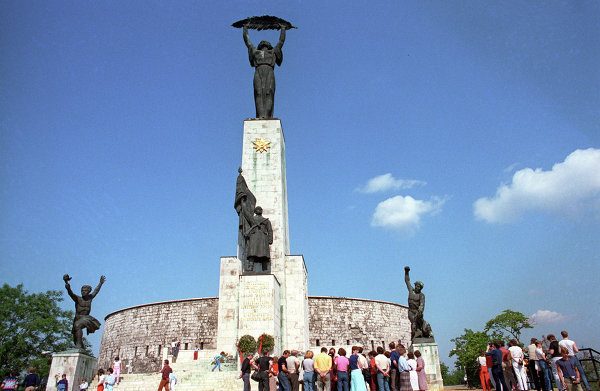 Памятники советскому воину-освободителю в Европе. Всего на территории Европы расположено четыре тысячи памятников и воинских мемориалов, где захоронено более 2,5 миллионов солдат и офицеров