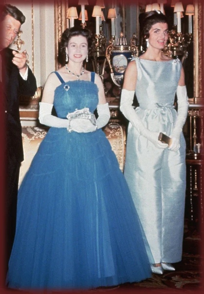 Вечерние образы молодой королевы Елизаветы II Сейчас со страниц глянцевых журналов, из интернета и социальных сетей не сходят модные образы молодых герцогинь Кейт и Меган, но когда-то и сама