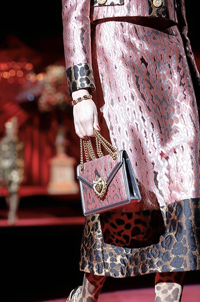 Парча, цветы и пайетки в новой коллекции Dolce & Gabbana Больше, чем за 30 лет существования своего бренда, Стефано Габбана и Доменико Дольче смогли развить очень узнаваемую эстетику. В рамках