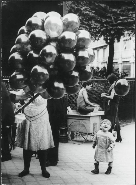 ИСТОРИЯ ВОЗДУШНЫХ ШАРИКОВ Современные воздушные шары появились на свет в 1824 году. Они были изобретены английским ученым Майклом Фарадеем, во время его экспериментов с водородом (который позже