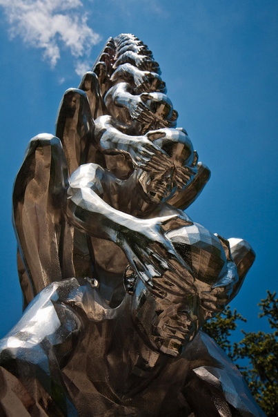 Карма название инсталляции корейского скульптора До Хо Су (Do Ho Suh . Инсталляция представляет собой скульптуру большого количества мужчин, сидящих друг у друга на плечах, при этом закрывающих