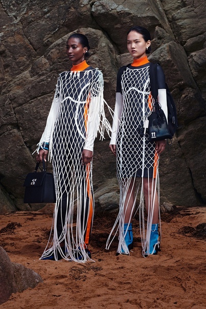 Платья-«неводы», модные версии гидрокостюмов и шлемы для плавания в круизной коллекции Off-White esort-2020Вслед за мужской коллекцией, представленной в рамках Недели мужской моды в Париже,
