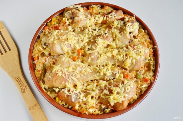 Сочные и аппетитные куриные ножки, запеченные с рисом и овощами