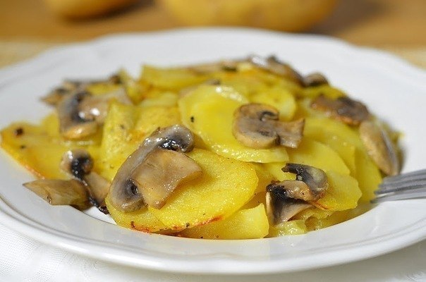 Аппетитная картошечка с грибaми в сливкaх